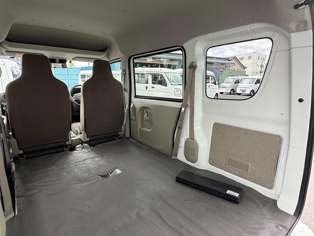 ＮＶ１００クリッパーバン ＤＸ　ＧＬセーフティパッケージ　ハイルーフ　４ＡＴ　キーレス　前パワーウィンドウ　電格ミラー　衝突被害軽減ブレーキ　純正ナビ　ＥＴＣ　ドライブレコーダー　フルセグ　プライバシーガラス　クリアランスソナー　記録簿　軽貨物　軽バン（42枚目）