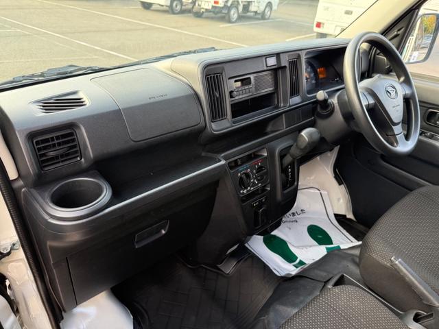 ハイゼットカーゴ ＤＸ　ＳＡＩＩＩ　ハイルーフ　キーレス　前パワーウィンドウ　衝突被害軽減ブレーキ　スマートアシスト　プライバシーガラス　クリアランスソナー　ハロゲンライト　両側スライドドア　軽貨物　軽バン（25枚目）