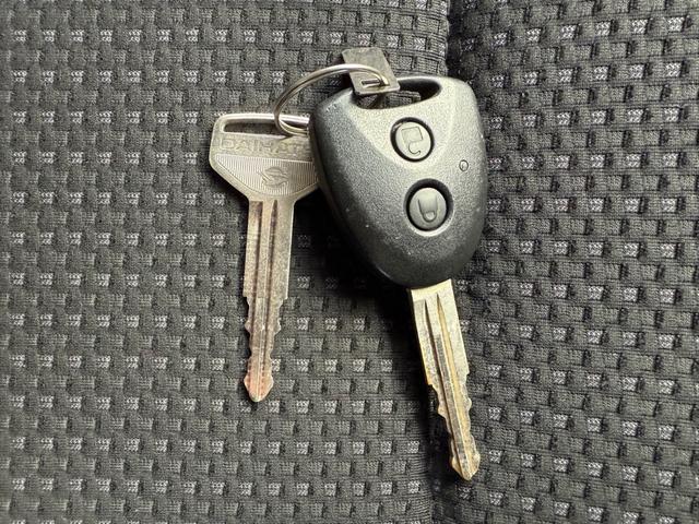 ハイゼットカーゴ ＤＸ　ＳＡＩＩＩ　ハイルーフ　キーレス　前パワーウィンドウ　衝突被害軽減ブレーキ　スマートアシスト　プライバシーガラス　クリアランスソナー　ハロゲンライト　両側スライドドア　軽貨物　軽バン（50枚目）