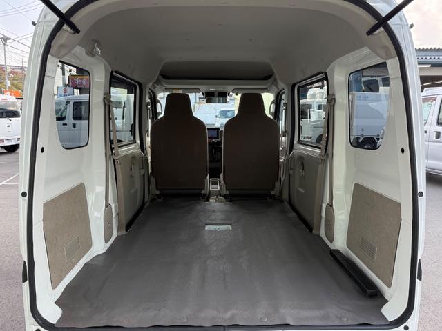 NV100クリッパーバン DX GLセーフティパッケージ ハイルーフ キーレス 前パワーウィンドウ 電格ミラー ナビ Bluetooth バックカメラ ETC 衝突被害軽減ブレーキ プライバシーガラス クリアランスソナー 両側スライドドア 軽貨物 軽バン(3枚目)