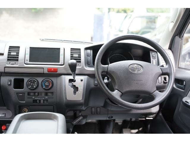 ハイエースバン ロングスーパーＧＬ　ディーゼルターボ／２．５００ｃｃ／塗替アースカラー／アーバンカーキ／社外１５インチＡＷ／ＧＯＯＤＹＥＡＲ製ホワイトレターバンタイヤ／１９５／８０Ｒ／１５／純正キーレス／Ｗエアーバック／１００Ｖ電源／（10枚目）