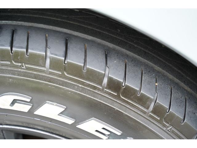 ハイエースバン ロングスーパーＧＬ　ディーゼルターボ／２．５００ｃｃ／塗替アースカラー／アーバンカーキ／社外１５インチＡＷ／ＧＯＯＤＹＥＡＲ製ホワイトレターバンタイヤ／１９５／８０Ｒ／１５／純正キーレス／Ｗエアーバック／１００Ｖ電源／（28枚目）