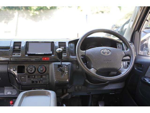 ハイエースバン スーパーGL 2.000cc/ガソリン/サイドスライドガラス/GOODYEAR製バンタイヤ/Wエアーバック/後席シートベルト/純正キーレス/純正盗難防止装置付/ナビ/バックカメラ/ETC/TV/インテリアパネル/(10枚目)