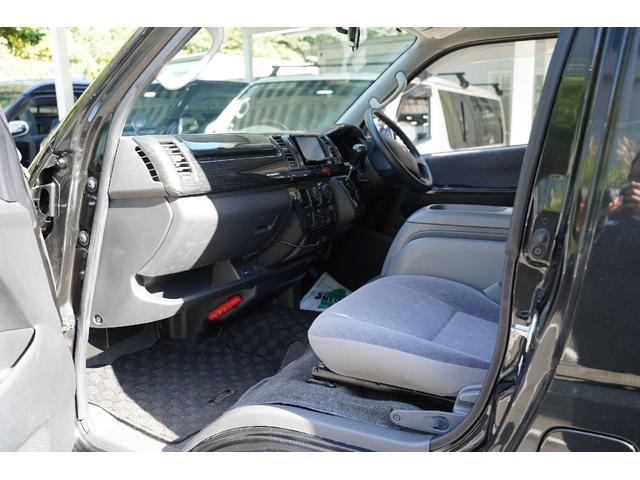 ハイエースバン スーパーGL 2.000cc/ガソリン/サイドスライドガラス/GOODYEAR製バンタイヤ/Wエアーバック/後席シートベルト/純正キーレス/純正盗難防止装置付/ナビ/バックカメラ/ETC/TV/インテリアパネル/(70枚目)