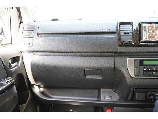 ハイエースバン スーパーＧＬ　ダークプライム　２．０００ｃｃ／ガソリン／６速ＡＴ／両側電動スライドドア／スマートキー／Ｗエアーバック／ＴＲＤホイール／モデリスタＬＥＤリップ／デジタルインナーミラー／ＥＴＣ２．０／ナビ／Ｂカメラ／ブルートゥース／（16枚目）