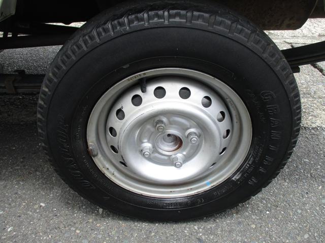 キャリイトラック 　特装車　２ＷＤ　３速オートマ　エアコン　パワステ　エアバッグ　三方開　ヘッドライトレベライザー　純正ＡＭ／ＦＭラジオ　ゲートプロテクタ　フロアマット　サイドバイザー　禁煙車（33枚目）
