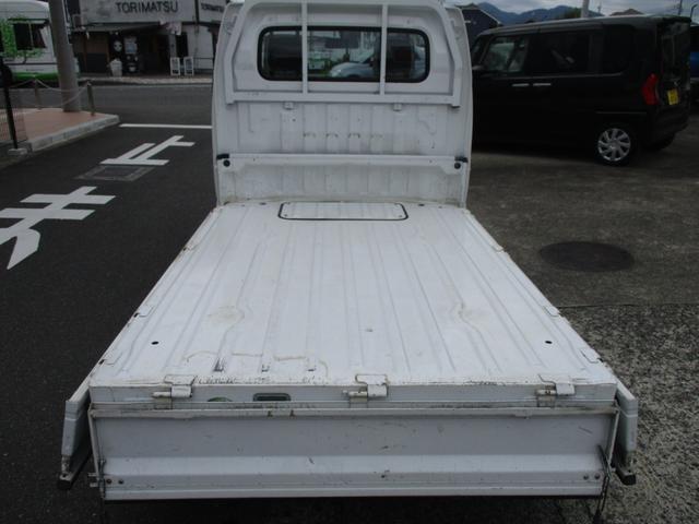 キャリイトラック ＦＣエアコン・パワステ　ショートホイールベース　パートタイム４ＷＤ　５速マニュアル　エアコン　パワステ　ＡＭ／ＦＭラジオ　サイドバイザー　ゲートプロテクタ　ヘッドライトレベライザー（16枚目）