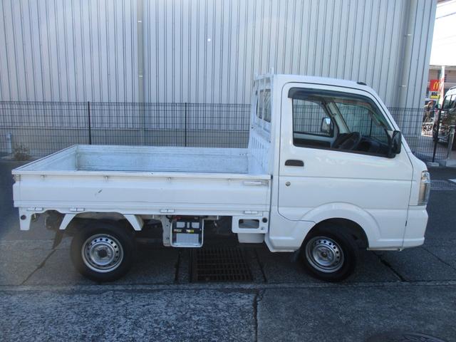 キャリイトラック ＫＣエアコン・パワステ　４ＷＤ　５速マニュアル　エアコン　パワステ　エアバッグ　三方開　ＡＭ／ＦＭラジオ　サイドバイザー　禁煙車（4枚目）
