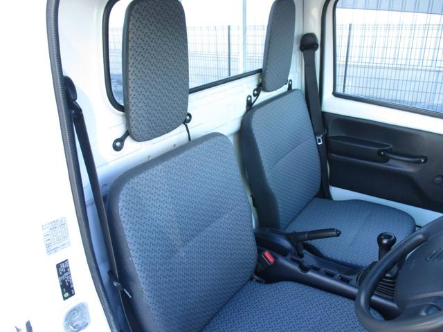 キャリイトラック ＫＣエアコン・パワステ　４ＷＤ　５速マニュアル　エアコン　パワステ　エアバッグ　三方開　ＡＭ／ＦＭラジオ　サイドバイザー　禁煙車（12枚目）