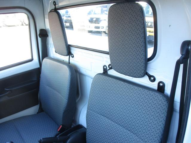 キャリイトラック ＫＣエアコン・パワステ　４ＷＤ　５速マニュアル　エアコン　パワステ　エアバッグ　三方開　ＡＭ／ＦＭラジオ　サイドバイザー　禁煙車（14枚目）
