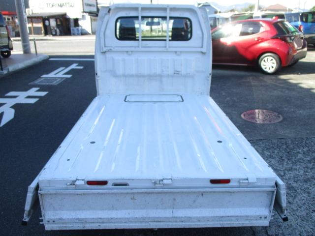 キャリイトラック ＫＣエアコン・パワステ　４ＷＤ　５速マニュアル　エアコン　パワステ　エアバッグ　三方開　ＡＭ／ＦＭラジオ　サイドバイザー　禁煙車（16枚目）