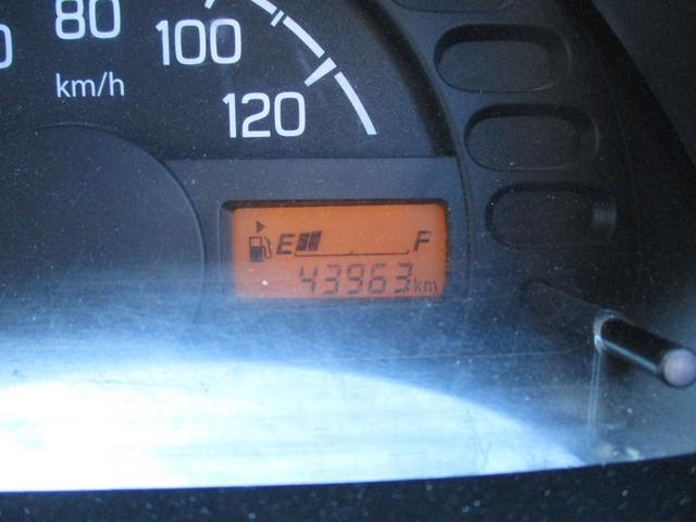 キャリイトラック ＫＣエアコン・パワステ　４ＷＤ　５速マニュアル　エアコン　パワステ　エアバッグ　三方開　ＡＭ／ＦＭラジオ　サイドバイザー　禁煙車（20枚目）