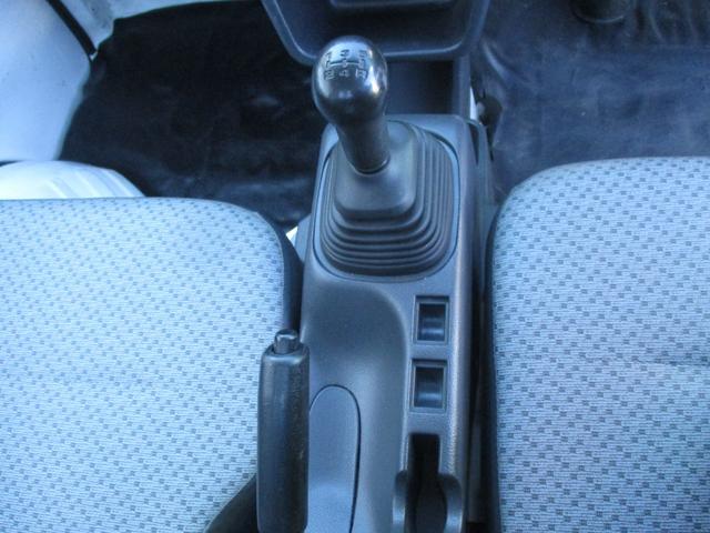 キャリイトラック ＫＣエアコン・パワステ　４ＷＤ　５速マニュアル　エアコン　パワステ　エアバッグ　三方開　ＡＭ／ＦＭラジオ　サイドバイザー　禁煙車（22枚目）