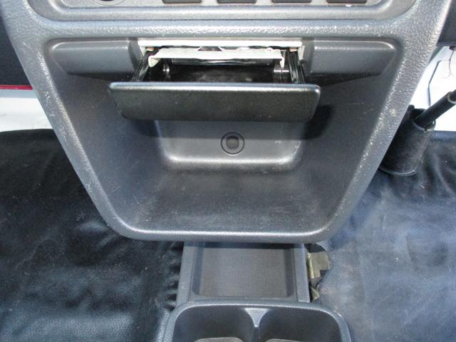 キャリイトラック ＫＣエアコン・パワステ　４ＷＤ　５速マニュアル　エアコン　パワステ　エアバッグ　三方開　ＡＭ／ＦＭラジオ　サイドバイザー　禁煙車（25枚目）