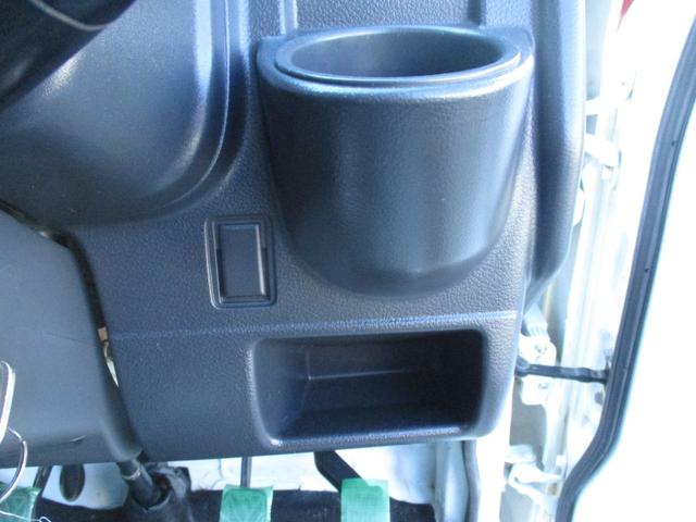 キャリイトラック ＫＣエアコン・パワステ　４ＷＤ　５速マニュアル　エアコン　パワステ　エアバッグ　三方開　ＡＭ／ＦＭラジオ　サイドバイザー　禁煙車（26枚目）