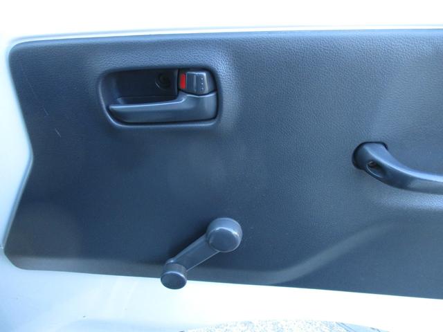 キャリイトラック ＫＣエアコン・パワステ　４ＷＤ　５速マニュアル　エアコン　パワステ　エアバッグ　三方開　ＡＭ／ＦＭラジオ　サイドバイザー　禁煙車（27枚目）