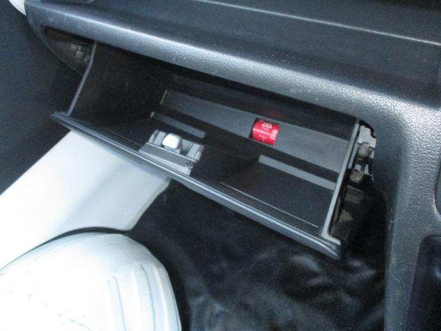 キャリイトラック ＫＣエアコン・パワステ　４ＷＤ　５速マニュアル　エアコン　パワステ　エアバッグ　三方開　ＡＭ／ＦＭラジオ　サイドバイザー　禁煙車（28枚目）