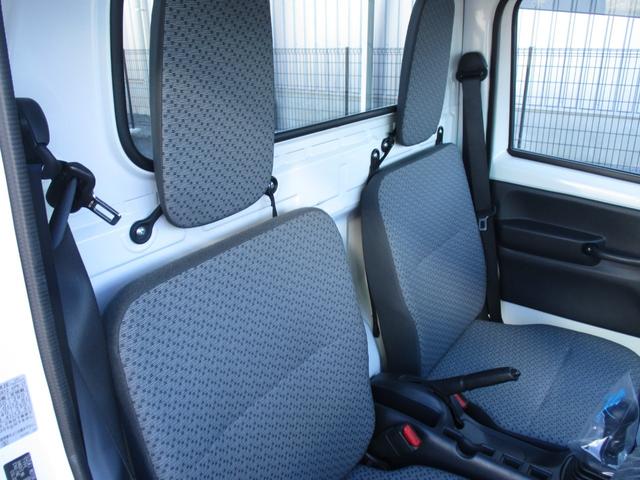 キャリイトラック ＫＣエアコン・パワステ　４ＷＤ　５速マニュアル　エアコン　パワステ　三方開　ＡＭ／ＦＭラジオ　ゲートプロテクタ　サイドバイザー　フロアマット　ＥＴＣ　禁煙車（12枚目）