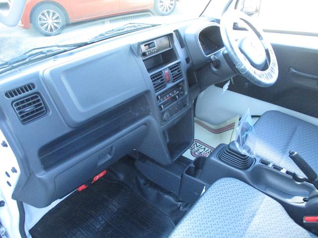 キャリイトラック ＫＣエアコン・パワステ　４ＷＤ　５速マニュアル　エアコン　パワステ　三方開　ＡＭ／ＦＭラジオ　ゲートプロテクタ　サイドバイザー　フロアマット　ＥＴＣ　禁煙車（13枚目）