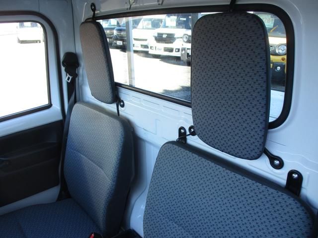 キャリイトラック ＫＣエアコン・パワステ　４ＷＤ　５速マニュアル　エアコン　パワステ　三方開　ＡＭ／ＦＭラジオ　ゲートプロテクタ　サイドバイザー　フロアマット　ＥＴＣ　禁煙車（14枚目）