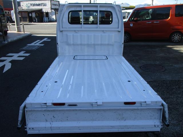 キャリイトラック ＫＣエアコン・パワステ　４ＷＤ　５速マニュアル　エアコン　パワステ　三方開　ＡＭ／ＦＭラジオ　ゲートプロテクタ　サイドバイザー　フロアマット　ＥＴＣ　禁煙車（16枚目）
