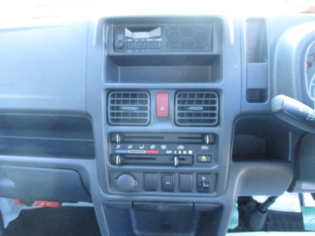 キャリイトラック ＫＣエアコン・パワステ　４ＷＤ　５速マニュアル　エアコン　パワステ　三方開　ＡＭ／ＦＭラジオ　ゲートプロテクタ　サイドバイザー　フロアマット　ＥＴＣ　禁煙車（19枚目）