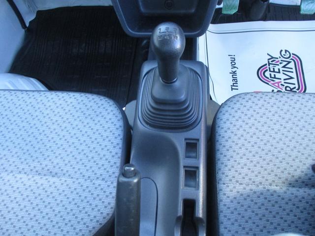 キャリイトラック ＫＣエアコン・パワステ　４ＷＤ　５速マニュアル　エアコン　パワステ　三方開　ＡＭ／ＦＭラジオ　ゲートプロテクタ　サイドバイザー　フロアマット　ＥＴＣ　禁煙車（22枚目）