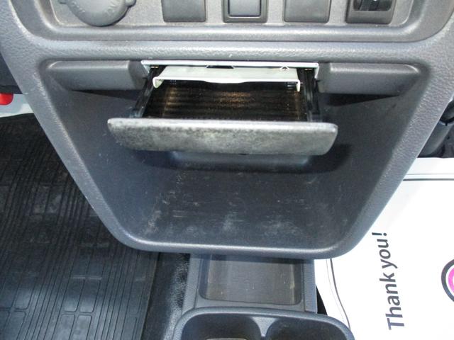 キャリイトラック ＫＣエアコン・パワステ　４ＷＤ　５速マニュアル　エアコン　パワステ　三方開　ＡＭ／ＦＭラジオ　ゲートプロテクタ　サイドバイザー　フロアマット　ＥＴＣ　禁煙車（25枚目）