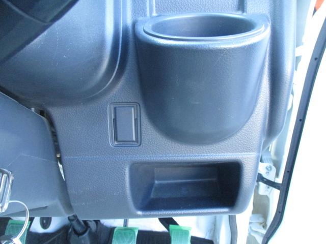 キャリイトラック ＫＣエアコン・パワステ　４ＷＤ　５速マニュアル　エアコン　パワステ　三方開　ＡＭ／ＦＭラジオ　ゲートプロテクタ　サイドバイザー　フロアマット　ＥＴＣ　禁煙車（26枚目）