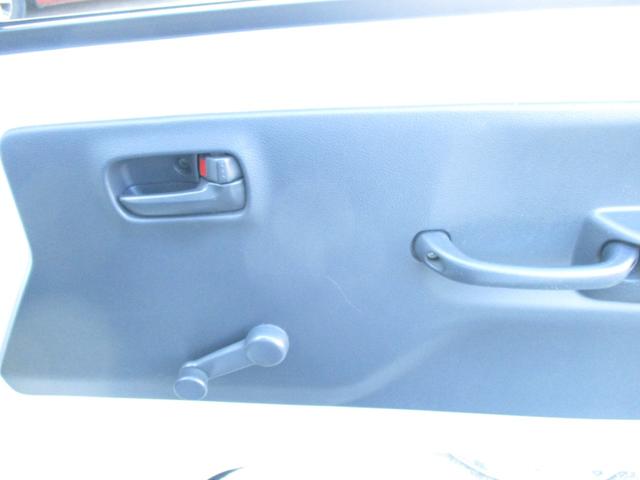 キャリイトラック ＫＣエアコン・パワステ　４ＷＤ　５速マニュアル　エアコン　パワステ　三方開　ＡＭ／ＦＭラジオ　ゲートプロテクタ　サイドバイザー　フロアマット　ＥＴＣ　禁煙車（27枚目）