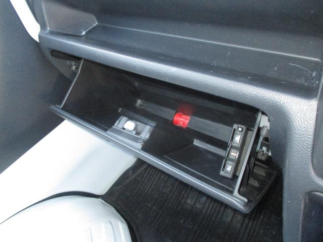 キャリイトラック ＫＣエアコン・パワステ　４ＷＤ　５速マニュアル　エアコン　パワステ　三方開　ＡＭ／ＦＭラジオ　ゲートプロテクタ　サイドバイザー　フロアマット　ＥＴＣ　禁煙車（29枚目）