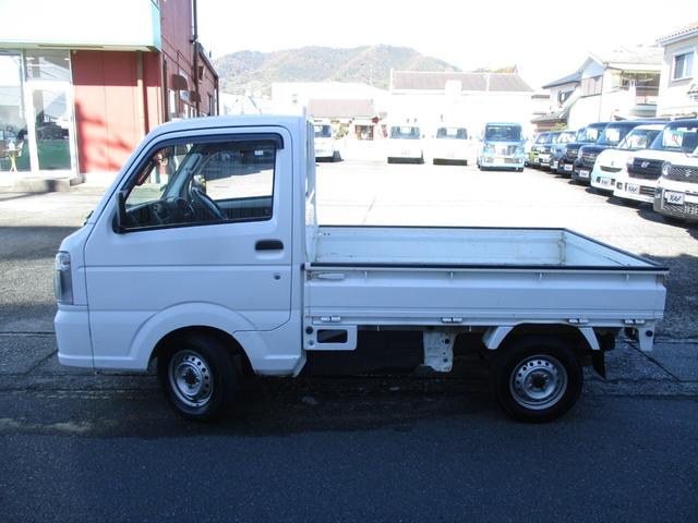 キャリイトラック ＫＣエアコン・パワステ　４ＷＤ　５速マニュアル　エアコン　パワステ　エアバッグ　三方開　ゲートプロテクタ　ＡＭ／ＦＭラジオ　サイドバイザー　フロアマット　禁煙車（5枚目）
