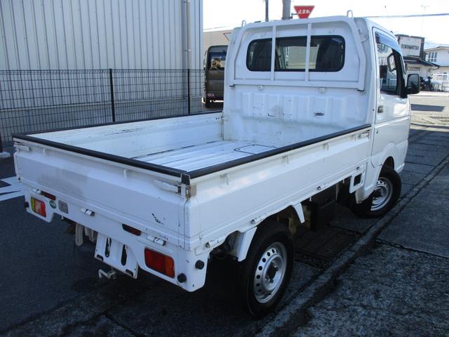 キャリイトラック ＫＣエアコン・パワステ　４ＷＤ　５速マニュアル　エアコン　パワステ　エアバッグ　三方開　ゲートプロテクタ　ＡＭ／ＦＭラジオ　サイドバイザー　フロアマット　禁煙車（8枚目）
