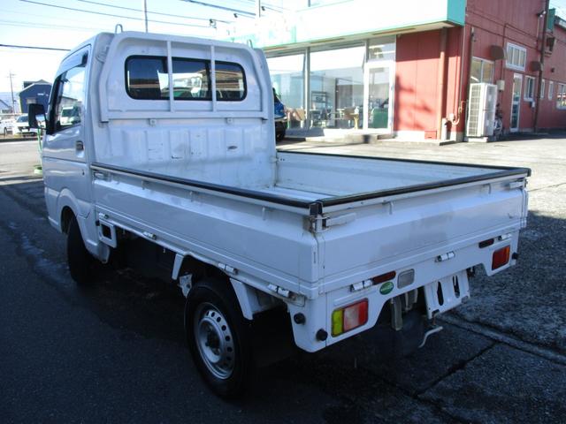 キャリイトラック ＫＣエアコン・パワステ　４ＷＤ　５速マニュアル　エアコン　パワステ　エアバッグ　三方開　ゲートプロテクタ　ＡＭ／ＦＭラジオ　サイドバイザー　フロアマット　禁煙車（9枚目）