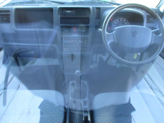 キャリイトラック ＫＣエアコン・パワステ　４ＷＤ　５速マニュアル　エアコン　パワステ　エアバッグ　三方開　ゲートプロテクタ　ＡＭ／ＦＭラジオ　サイドバイザー　フロアマット　禁煙車（10枚目）