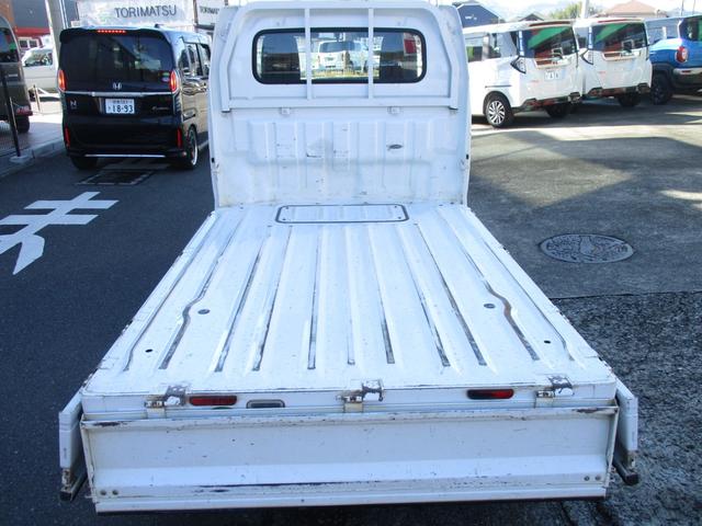 キャリイトラック ＫＣエアコン・パワステ　４ＷＤ　５速マニュアル　エアコン　パワステ　エアバッグ　三方開　ゲートプロテクタ　ＡＭ／ＦＭラジオ　サイドバイザー　フロアマット　禁煙車（16枚目）