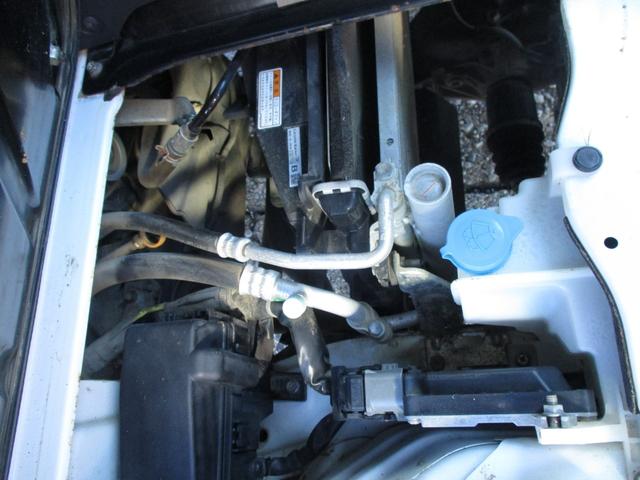 キャリイトラック ＫＣエアコン・パワステ　４ＷＤ　５速マニュアル　エアコン　パワステ　エアバッグ　三方開　ゲートプロテクタ　ＡＭ／ＦＭラジオ　サイドバイザー　フロアマット　禁煙車（17枚目）