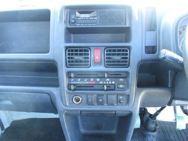 キャリイトラック ＫＣエアコン・パワステ　４ＷＤ　５速マニュアル　エアコン　パワステ　エアバッグ　三方開　ゲートプロテクタ　ＡＭ／ＦＭラジオ　サイドバイザー　フロアマット　禁煙車（19枚目）