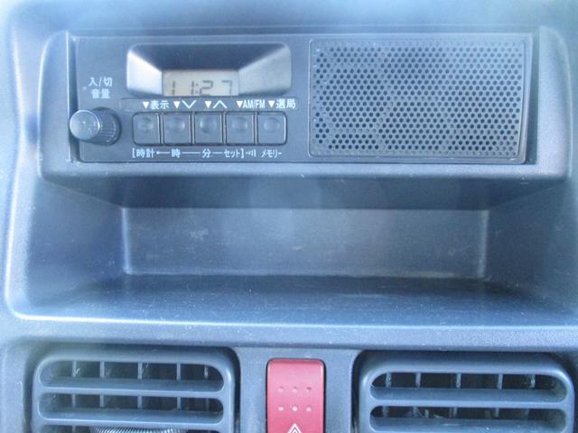 キャリイトラック ＫＣエアコン・パワステ　４ＷＤ　５速マニュアル　エアコン　パワステ　エアバッグ　三方開　ゲートプロテクタ　ＡＭ／ＦＭラジオ　サイドバイザー　フロアマット　禁煙車（23枚目）