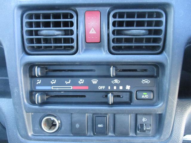 キャリイトラック ＫＣエアコン・パワステ　４ＷＤ　５速マニュアル　エアコン　パワステ　エアバッグ　三方開　ゲートプロテクタ　ＡＭ／ＦＭラジオ　サイドバイザー　フロアマット　禁煙車（24枚目）