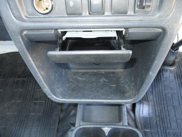 キャリイトラック ＫＣエアコン・パワステ　４ＷＤ　５速マニュアル　エアコン　パワステ　エアバッグ　三方開　ゲートプロテクタ　ＡＭ／ＦＭラジオ　サイドバイザー　フロアマット　禁煙車（25枚目）