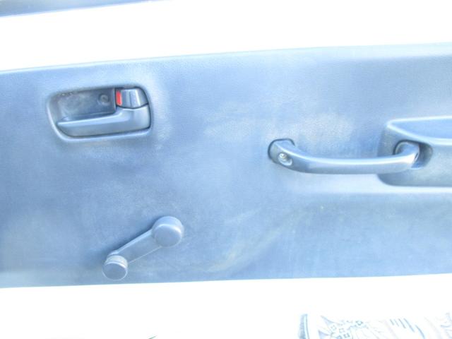 キャリイトラック ＫＣエアコン・パワステ　４ＷＤ　５速マニュアル　エアコン　パワステ　エアバッグ　三方開　ゲートプロテクタ　ＡＭ／ＦＭラジオ　サイドバイザー　フロアマット　禁煙車（27枚目）
