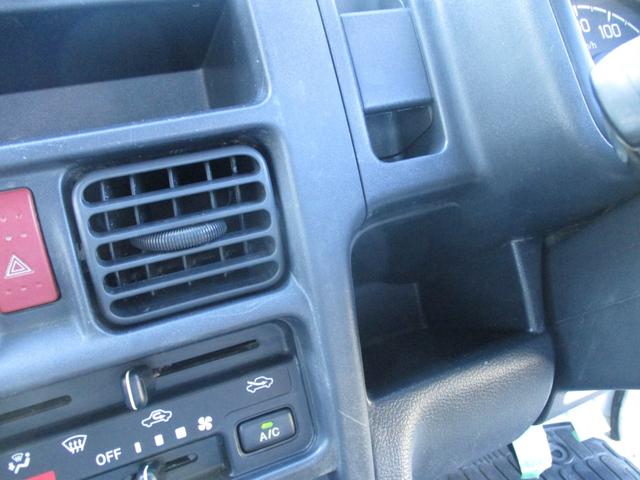キャリイトラック ＫＣエアコン・パワステ　４ＷＤ　５速マニュアル　エアコン　パワステ　エアバッグ　三方開　ゲートプロテクタ　ＡＭ／ＦＭラジオ　サイドバイザー　フロアマット　禁煙車（28枚目）
