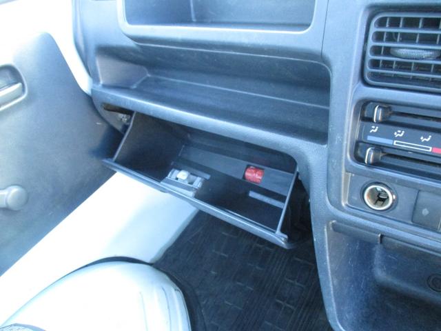 キャリイトラック ＫＣエアコン・パワステ　４ＷＤ　５速マニュアル　エアコン　パワステ　エアバッグ　三方開　ゲートプロテクタ　ＡＭ／ＦＭラジオ　サイドバイザー　フロアマット　禁煙車（29枚目）
