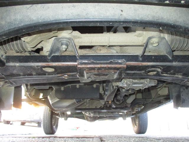 キャリイトラック ＫＣエアコン・パワステ　４ＷＤ　５速マニュアル　エアコン　パワステ　エアバッグ　三方開　ゲートプロテクタ　ＡＭ／ＦＭラジオ　サイドバイザー　フロアマット　禁煙車（32枚目）