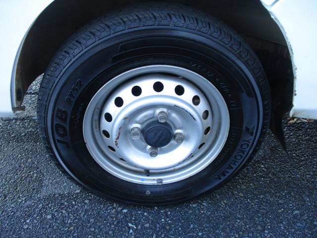 キャリイトラック ＫＣエアコン・パワステ　４ＷＤ　５速マニュアル　エアコン　パワステ　エアバッグ　三方開　ゲートプロテクタ　ＡＭ／ＦＭラジオ　サイドバイザー　フロアマット　禁煙車（33枚目）
