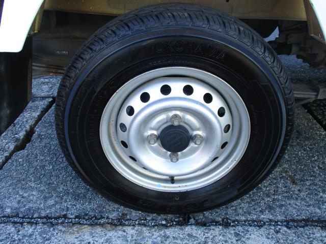 キャリイトラック ＫＣエアコン・パワステ　４ＷＤ　５速マニュアル　エアコン　パワステ　エアバッグ　三方開　ゲートプロテクタ　ＡＭ／ＦＭラジオ　サイドバイザー　フロアマット　禁煙車（35枚目）