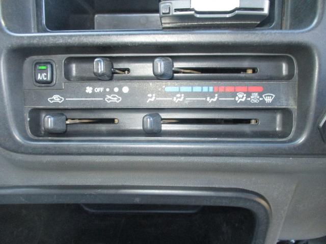 ハイゼットトラック エアコン・パワステ スペシャル 4WD 5速マニュアル エアコン パワステ ゲートプロテクタ AM/FMラジオ サイドバイザー フロアマット ETC(24枚目)