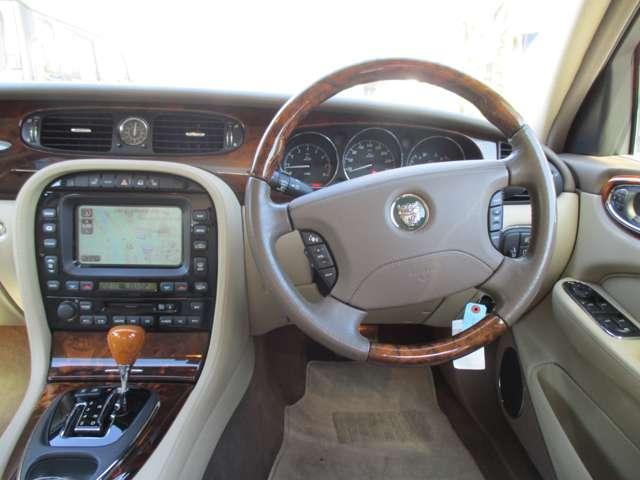 ＸＪ ＸＪ８　３．５　ベージュ革内装　ナビ　ＥＴＣ　天張り張り替済み　ディラー車　右ハンドル　ダイムラーグリル　ダイムラーエンブレム（3枚目）