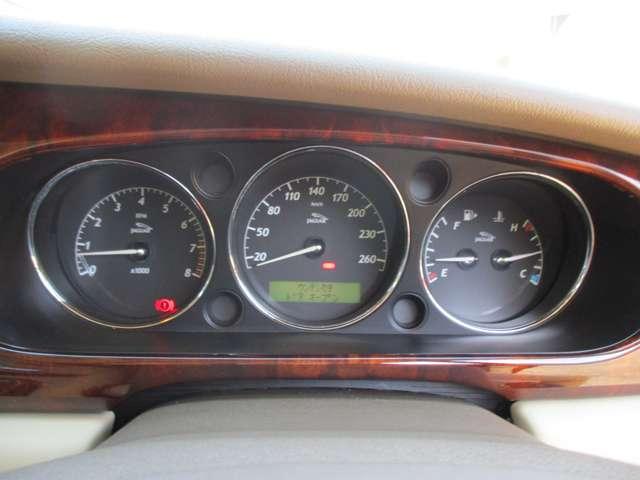 ＸＪ ＸＪ８　３．５　ベージュ革内装　ナビ　ＥＴＣ　天張り張り替済み　ディラー車　右ハンドル　ダイムラーグリル　ダイムラーエンブレム（48枚目）